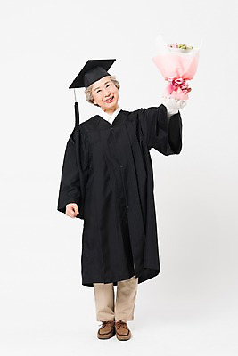 포토 JPG 스튜디오촬영 전신 응시 여자 노년 할머니 꽃다발 학사모 졸업 실내 한명 미소 들기 사람 앞모습 실버라이프 한국인 축하 졸업가운 60대 흰배경 대학교 노인대학 노인여자한명만 국내포토 모자_잡화 1 라이프스타일 시선 교육 꽃 뷰포인트 백그라운드 컨셉 학교 모션 표정 동양인 성인 내부 흰색 가운 여자한명만 노인여자만 파일형식