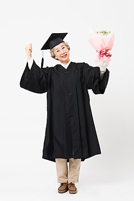 포토 JPG 스튜디오촬영 전신 응시 여자 노년 할머니 꽃다발 학사모 졸업 응원 실내 한명 미소 들기 사람 앞모습 실버라이프 파이팅 한국인 축하 졸업가운 60대 흰배경 대학교 노인대학 노인여자한명만 국내포토 모자_잡화 1 라이프스타일 시선 교육 꽃 뷰포인트 백그라운드 컨셉 학교 모션 표정 동양인 성인 내부 흰색 가운 여자한명만 노인여자만 파일형식