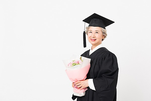 포토 JPG 스튜디오촬영 응시 여자 노년 할머니 꽃다발 학사모 졸업 실내 한명 미소 들기 사람 상반신 옆모습 실버라이프 한국인 축하 졸업가운 60대 흰배경 대학교 노인대학 노인여자한명만 평생교육 국내포토 모자_잡화 1 라이프스타일 시선 교육 꽃 뷰포인트 백그라운드 컨셉 학교 모션 표정 동양인 성인 내부 흰색 가운 여자한명만 노인여자만 파일형식