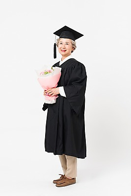 포토 JPG 스튜디오촬영 전신 응시 여자 노년 할머니 꽃다발 학사모 졸업 실내 한명 서기 미소 들기 사람 옆모습 실버라이프 한국인 축하 졸업가운 60대 흰배경 대학교 노인대학 노인여자한명만 평생교육 국내포토 모자_잡화 1 라이프스타일 시선 교육 꽃 뷰포인트 백그라운드 컨셉 학교 모션 표정 동양인 성인 내부 흰색 가운 여자한명만 노인여자만 파일형식