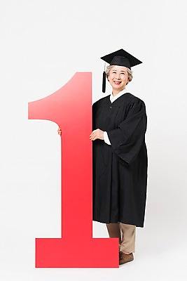 포토 JPG 스튜디오촬영 전신 응시 여자 노년 할머니 학사모 졸업 실내 한명 서기 미소 사람 앞모습 빨간색 실버라이프 숫자 한국인 잡기 우승 졸업가운 60대 흰배경 대학교 노인대학 노인여자한명만 평생교육 국내포토 문자 모자_잡화 1 라이프스타일 시선 교육 뷰포인트 컬러 백그라운드 학교 모션 표정 동양인 성인 내부 흰색 최고 가운 여자한명만 노인여자만 파일형식