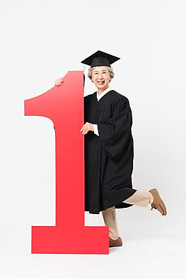 포토 JPG 스튜디오촬영 전신 배너 응시 여자 노년 할머니 학사모 졸업 실내 한명 서기 미소 사람 옆모습 빨간색 실버라이프 숫자 한국인 잡기 우승 졸업가운 60대 흰배경 대학교 노인대학 노인여자한명만 평생교육 국내포토 문자 모자_잡화 1 라이프스타일 시선 교육 뷰포인트 컬러 백그라운드 학교 모션 표정 동양인 성인 내부 흰색 최고 가운 여자한명만 노인여자만 파일형식