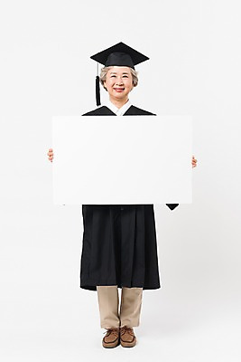 포토 JPG 스튜디오촬영 전신 배너 응시 여자 노년 할머니 학사모 졸업 사각프레임 실내 한명 미소 들기 사람 앞모습 실버라이프 한국인 졸업가운 60대 흰배경 대학교 노인대학 노인여자한명만 평생교육 국내포토 모자_잡화 1 라이프스타일 시선 교육 뷰포인트 백그라운드 학교 모션 프레임 표정 동양인 성인 내부 사각형 흰색 가운 여자한명만 노인여자만 파일형식