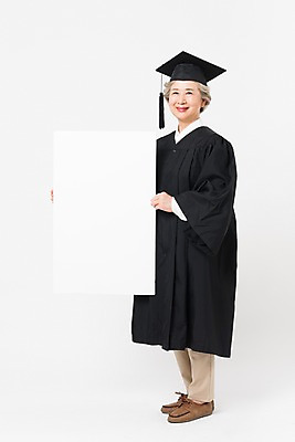 포토 JPG 스튜디오촬영 전신 배너 응시 여자 노년 할머니 학사모 졸업 사각프레임 실내 한명 미소 들기 사람 옆모습 실버라이프 한국인 졸업가운 60대 흰배경 대학교 노인대학 노인여자한명만 평생교육 국내포토 모자_잡화 1 라이프스타일 시선 교육 뷰포인트 백그라운드 학교 모션 프레임 표정 동양인 성인 내부 사각형 흰색 가운 여자한명만 노인여자만 파일형식