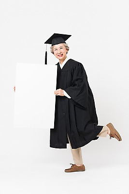 포토 JPG 스튜디오촬영 전신 배너 응시 여자 노년 할머니 학사모 졸업 사각프레임 실내 한명 미소 들기 사람 옆모습 실버라이프 한국인 졸업가운 60대 흰배경 대학교 노인대학 노인여자한명만 평생교육 국내포토 모자_잡화 1 라이프스타일 시선 교육 뷰포인트 백그라운드 학교 모션 프레임 표정 동양인 성인 내부 사각형 흰색 가운 여자한명만 노인여자만 파일형식