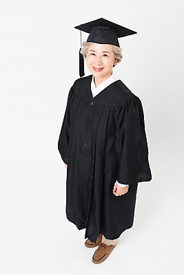 포토 JPG 스튜디오촬영 전신 응시 여자 노년 할머니 학사모 졸업 실내 한명 서기 미소 사람 옆모습 실버라이프 하이앵글 한국인 졸업가운 60대 흰배경 대학교 노인대학 노인여자한명만 평생교육 국내포토 모자_잡화 1 라이프스타일 시선 교육 뷰포인트 백그라운드 학교 모션 표정 동양인 성인 내부 흰색 가운 여자한명만 노인여자만 파일형식