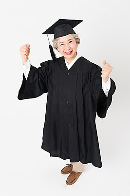 포토 JPG 스튜디오촬영 전신 응시 여자 노년 할머니 학사모 졸업 실내 한명 서기 미소 사람 옆모습 실버라이프 하이앵글 파이팅 한국인 졸업가운 60대 흰배경 대학교 노인대학 노인여자한명만 평생교육 국내포토 모자_잡화 1 라이프스타일 시선 교육 뷰포인트 백그라운드 학교 모션 표정 동양인 성인 내부 흰색 가운 여자한명만 노인여자만 파일형식