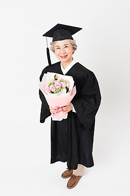 포토 JPG 스튜디오촬영 전신 응시 여자 노년 할머니 꽃다발 학사모 졸업 실내 한명 서기 미소 들기 사람 옆모습 실버라이프 하이앵글 한국인 졸업가운 60대 흰배경 대학교 노인대학 노인여자한명만 평생교육 국내포토 모자_잡화 1 라이프스타일 시선 교육 꽃 뷰포인트 백그라운드 학교 모션 표정 동양인 성인 내부 흰색 가운 여자한명만 노인여자만 파일형식