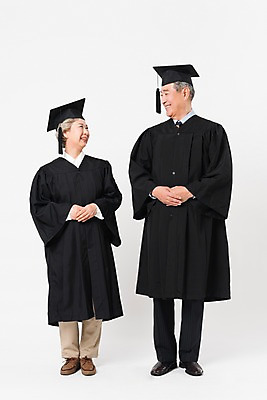 포토 JPG 스튜디오촬영 전신 응시 여자 할아버지 노년 남자 할머니 학사모 졸업 실내 미소 사람 두명 앞모습 실버라이프 마주보기 노부부 한국인 졸업가운 60대 즐거움 흰배경 대학교 70대 손모으기 노인만 평생교육 국내포토 모자_잡화 라이프스타일 부부 시선 교육 감정 뷰포인트 백그라운드 학교 모션 표정 동양인 손짓 성인 내부 흰색 가운 성인만 파일형식
