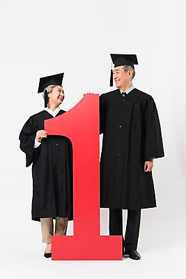 포토 JPG 스튜디오촬영 전신 응시 여자 할아버지 노년 남자 할머니 학사모 졸업 실내 서기 미소 사람 두명 앞모습 빨간색 실버라이프 숫자 마주보기 노부부 한국인 우승 졸업가운 60대 흰배경 대학교 70대 노인만 평생교육 국내포토 문자 모자_잡화 라이프스타일 부부 시선 교육 뷰포인트 컬러 백그라운드 학교 모션 표정 동양인 성인 내부 흰색 최고 가운 성인만 파일형식