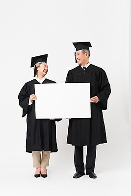 포토 JPG 스튜디오촬영 전신 배너 여자 할아버지 노년 남자 할머니 학사모 졸업 사각프레임 실내 서기 미소 들기 사람 두명 앞모습 실버라이프 마주보기 노부부 한국인 졸업가운 60대 흰배경 대학교 70대 노인만 평생교육 국내포토 모자_잡화 라이프스타일 부부 교육 뷰포인트 백그라운드 학교 모션 프레임 표정 동양인 성인 내부 사각형 흰색 가운 성인만 파일형식