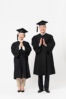 포토 JPG 스튜디오촬영 전신 응시 여자 할아버지 노년 남자 할머니 학사모 졸업 실내 서기 미소 사람 두명 앞모습 실버라이프 노부부 한국인 졸업가운 60대 박수 흰배경 대학교 70대 노인만 평생교육 국내포토 모자_잡화 라이프스타일 부부 시선 교육 뷰포인트 백그라운드 학교 모션 표정 동양인 손짓 성인 내부 흰색 가운 성인만 파일형식