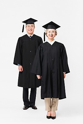 포토 JPG 스튜디오촬영 전신 응시 여자 할아버지 노년 남자 할머니 학사모 졸업 실내 서기 미소 사람 두명 앞모습 실버라이프 노부부 한국인 졸업가운 60대 흰배경 대학교 70대 노인만 평생교육 국내포토 모자_잡화 라이프스타일 부부 시선 교육 뷰포인트 백그라운드 학교 모션 표정 동양인 성인 내부 흰색 가운 성인만 파일형식