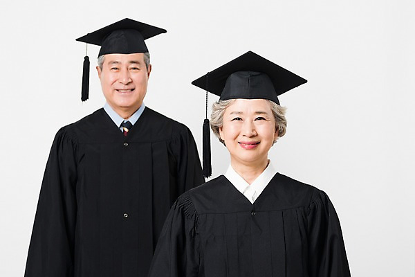 포토 JPG 스튜디오촬영 응시 여자 할아버지 노년 남자 할머니 학사모 졸업 실내 미소 사람 상반신 두명 앞모습 실버라이프 노부부 한국인 졸업가운 60대 흰배경 대학교 70대 노인만 평생교육 국내포토 모자_잡화 라이프스타일 부부 시선 교육 뷰포인트 백그라운드 학교 표정 동양인 성인 내부 흰색 가운 성인만 파일형식