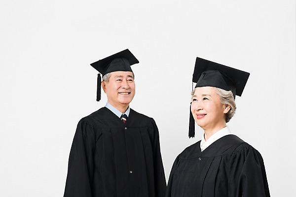포토 JPG 스튜디오촬영 응시 여자 할아버지 노년 남자 할머니 학사모 졸업 실내 미소 사람 상반신 두명 앞모습 옆모습 실버라이프 노부부 한국인 졸업가운 60대 흰배경 70대 노인만 평생교육 국내포토 모자_잡화 라이프스타일 부부 시선 교육 뷰포인트 백그라운드 표정 동양인 성인 내부 흰색 가운 성인만 파일형식