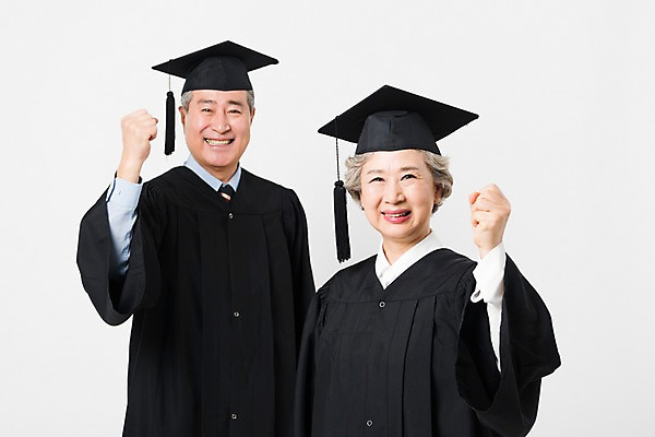 포토 JPG 스튜디오촬영 응시 여자 할아버지 노년 남자 할머니 학사모 졸업 실내 미소 사람 상반신 두명 앞모습 실버라이프 노부부 파이팅 한국인 졸업가운 60대 흰배경 대학교 70대 노인만 평생교육 국내포토 모자_잡화 라이프스타일 부부 시선 교육 뷰포인트 백그라운드 학교 모션 표정 동양인 성인 내부 흰색 가운 성인만 파일형식