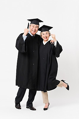 포토 JPG 스튜디오촬영 전신 응시 여자 할아버지 노년 남자 할머니 학사모 졸업 어깨동무 실내 미소 사람 두명 앞모습 실버라이프 노부부 파이팅 한국인 졸업가운 60대 흰배경 대학교 70대 노인만 평생교육 국내포토 모자_잡화 라이프스타일 부부 시선 교육 뷰포인트 포즈 백그라운드 학교 모션 표정 동양인 성인 내부 흰색 가운 성인만 파일형식