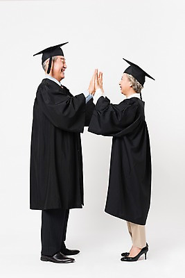 포토 JPG 스튜디오촬영 전신 응시 여자 할아버지 노년 남자 할머니 학사모 졸업 실내 서기 미소 사람 두명 옆모습 실버라이프 마주보기 노부부 한국인 졸업가운 60대 흰배경 대학교 70대 하이파이브 노인만 평생교육 국내포토 모자_잡화 라이프스타일 부부 시선 교육 뷰포인트 백그라운드 학교 모션 표정 동양인 손짓 성인 내부 흰색 가운 성인만 파일형식