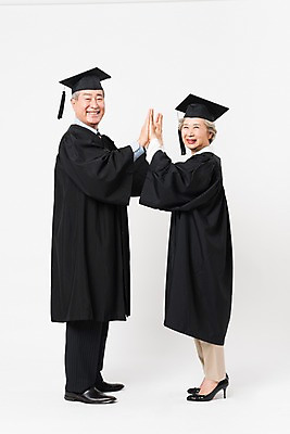 포토 JPG 스튜디오촬영 전신 응시 여자 할아버지 노년 남자 할머니 학사모 졸업 실내 서기 미소 사람 두명 옆모습 실버라이프 노부부 한국인 졸업가운 60대 흰배경 대학교 70대 하이파이브 노인만 평생교육 국내포토 모자_잡화 라이프스타일 부부 시선 교육 뷰포인트 백그라운드 학교 모션 표정 동양인 손짓 성인 내부 흰색 가운 성인만 파일형식