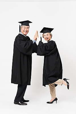 포토 JPG 스튜디오촬영 전신 응시 여자 할아버지 노년 남자 할머니 학사모 졸업 실내 미소 사람 두명 옆모습 실버라이프 노부부 한국인 졸업가운 60대 흰배경 대학교 70대 하이파이브 노인만 평생교육 국내포토 모자_잡화 라이프스타일 부부 시선 교육 뷰포인트 백그라운드 학교 표정 동양인 손짓 성인 내부 흰색 가운 성인만 파일형식