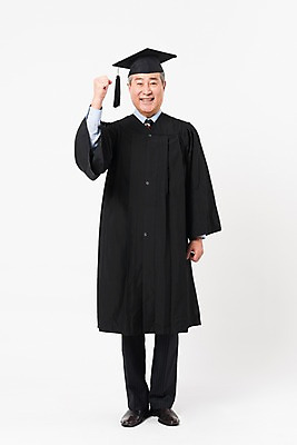 포토 JPG 스튜디오촬영 전신 응시 할아버지 노년 남자 학사모 졸업 실내 한명 미소 사람 앞모습 실버라이프 파이팅 한국인 졸업가운 흰배경 대학교 70대 노인대학 노인남자한명만 평생교육 국내포토 모자_잡화 1 라이프스타일 시선 교육 뷰포인트 백그라운드 학교 모션 표정 동양인 성인 내부 흰색 가운 남자한명만 노인남자만 파일형식