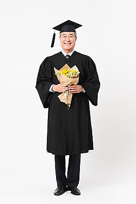 포토 JPG 스튜디오촬영 전신 응시 할아버지 노년 남자 꽃다발 학사모 졸업 실내 한명 서기 미소 들기 사람 앞모습 실버라이프 한국인 졸업가운 흰배경 대학교 70대 노인대학 노인남자한명만 평생교육 국내포토 모자_잡화 1 라이프스타일 시선 교육 꽃 뷰포인트 백그라운드 학교 모션 표정 동양인 성인 내부 흰색 가운 남자한명만 노인남자만 파일형식