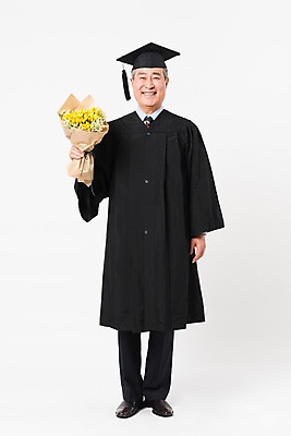 포토 JPG 스튜디오촬영 전신 응시 할아버지 노년 남자 꽃다발 학사모 졸업 실내 한명 서기 미소 들기 사람 앞모습 실버라이프 한국인 졸업가운 흰배경 대학교 70대 노인대학 노인남자한명만 평생교육 국내포토 모자_잡화 1 라이프스타일 시선 교육 꽃 뷰포인트 백그라운드 학교 모션 표정 동양인 성인 내부 흰색 가운 남자한명만 노인남자만 파일형식