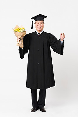 포토 JPG 스튜디오촬영 전신 응시 할아버지 노년 남자 꽃다발 학사모 졸업 실내 한명 서기 미소 들기 사람 앞모습 실버라이프 파이팅 주먹 한국인 졸업가운 흰배경 대학교 70대 노인대학 노인남자한명만 평생교육 국내포토 모자_잡화 1 라이프스타일 시선 교육 꽃 뷰포인트 백그라운드 학교 모션 표정 동양인 성인 내부 흰색 가운 남자한명만 노인남자만 파일형식