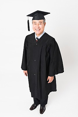포토 JPG 스튜디오촬영 전신 응시 할아버지 노년 남자 학사모 졸업 실내 한명 서기 미소 사람 앞모습 실버라이프 하이앵글 한국인 졸업가운 흰배경 대학교 70대 노인대학 노인남자한명만 평생교육 국내포토 모자_잡화 1 라이프스타일 시선 교육 뷰포인트 백그라운드 학교 모션 표정 동양인 성인 내부 흰색 가운 남자한명만 노인남자만 파일형식