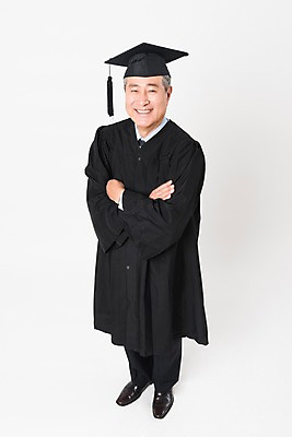 포토 JPG 스튜디오촬영 전신 응시 할아버지 노년 남자 학사모 졸업 실내 한명 서기 미소 사람 앞모습 실버라이프 하이앵글 팔짱 한국인 졸업가운 흰배경 대학교 70대 노인대학 노인남자한명만 평생교육 국내포토 모자_잡화 1 라이프스타일 시선 교육 뷰포인트 백그라운드 학교 모션 표정 동양인 성인 내부 흰색 가운 남자한명만 노인남자만 파일형식
