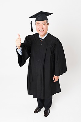 포토 JPG 스튜디오촬영 전신 응시 할아버지 노년 남자 학사모 졸업 실내 한명 미소 사람 앞모습 실버라이프 하이앵글 한국인 엄지손가락 최고 졸업가운 흰배경 대학교 70대 노인대학 노인남자한명만 평생교육 국내포토 모자_잡화 1 라이프스타일 시선 교육 뷰포인트 백그라운드 손가락 학교 표정 동양인 성인 내부 흰색 가운 남자한명만 노인남자만 파일형식