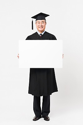 포토 JPG 스튜디오촬영 전신 배너 응시 할아버지 노년 남자 학사모 졸업 사각프레임 실내 한명 미소 들기 사람 앞모습 실버라이프 한국인 졸업가운 흰배경 대학교 70대 노인대학 노인남자한명만 평생교육 국내포토 모자_잡화 1 라이프스타일 시선 교육 뷰포인트 백그라운드 학교 모션 프레임 표정 동양인 성인 내부 사각형 흰색 가운 남자한명만 노인남자만 파일형식