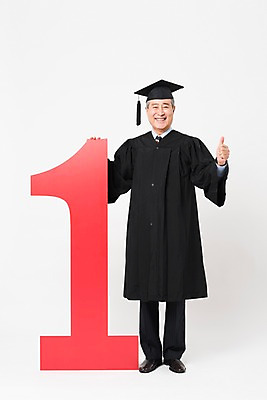 포토 JPG 스튜디오촬영 전신 배너 응시 할아버지 노년 남자 학사모 졸업 실내 한명 미소 사람 앞모습 실버라이프 숫자 한국인 우승 졸업가운 흰배경 대학교 70대 노인대학 노인남자한명만 평생교육 국내포토 문자 모자_잡화 1 라이프스타일 시선 교육 뷰포인트 백그라운드 학교 표정 동양인 성인 내부 흰색 최고 가운 남자한명만 노인남자만 파일형식