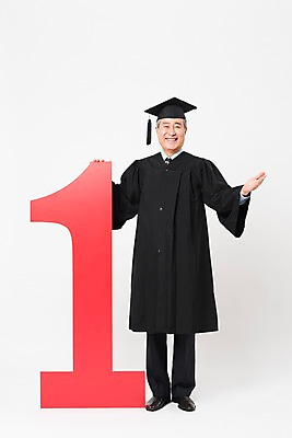 포토 JPG 스튜디오촬영 전신 배너 응시 할아버지 노년 남자 학사모 졸업 실내 한명 미소 사람 손짓 앞모습 실버라이프 숫자 한국인 우승 졸업가운 흰배경 대학교 70대 노인대학 노인남자한명만 평생교육 국내포토 문자 모자_잡화 1 라이프스타일 시선 교육 뷰포인트 백그라운드 학교 모션 표정 동양인 성인 내부 흰색 최고 가운 남자한명만 노인남자만 파일형식