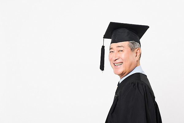 포토 JPG 스튜디오촬영 응시 할아버지 노년 남자 학사모 졸업 실내 한명 미소 사람 상반신 옆모습 실버라이프 한국인 졸업가운 뒤돌아보기 흰배경 대학교 70대 노인대학 노인남자한명만 평생교육 국내포토 모자_잡화 1 라이프스타일 시선 교육 뷰포인트 백그라운드 학교 모션 표정 동양인 성인 내부 흰색 가운 남자한명만 노인남자만 파일형식