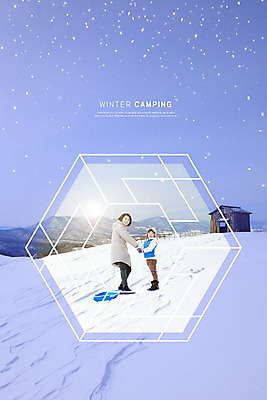 전신 PSD 편집이미지 여자 남자 아들 어린이 여행 겨울 엄마 산 서기 미소 사람 성인 두명 옆모습 30대 손잡기 보라색 캠핑 한국인 눈 즐거움 썰매 눈썰매장 카피스페이스 겨울풍경 겨울캠프 이미지편집 모자관계 자연요소 계절 감정 뷰포인트 컬러 가족 모션 레저 날씨 표정 동양인 풍경 장년 공백 파일형식