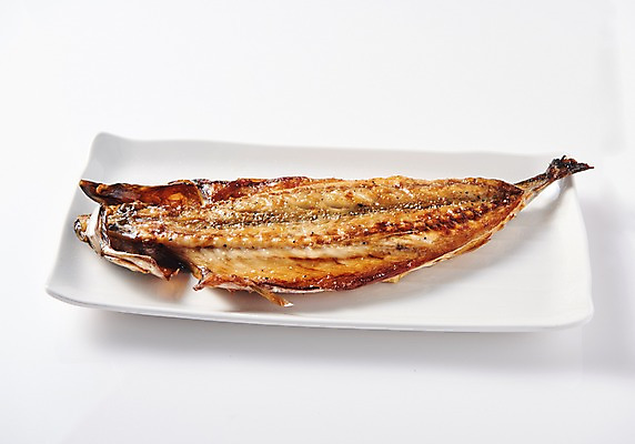 포토 JPG 스튜디오촬영 접시 음식 실내 어류 누끼 근접촬영 사람없음 흰배경 고등어구이 향토음식 국내포토 식기 뷰포인트 백그라운드 내부 수중동물 흰색 생선구이 파일형식