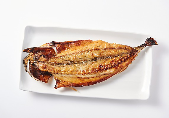 포토 JPG 스튜디오촬영 그릇 접시 실내 어류 누끼 근접촬영 사람없음 하이앵글 흰배경 고등어구이 플랫레이 향토음식 국내포토 식기 음식 뷰포인트 백그라운드 내부 수중동물 흰색 플랫 생선구이 파일형식