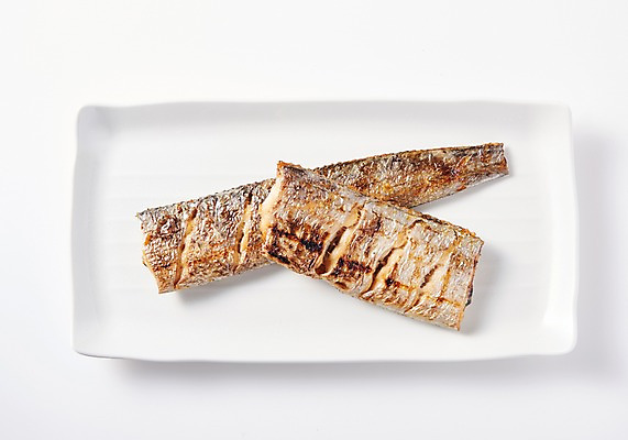 포토 JPG 스튜디오촬영 그릇 접시 음식 실내 어류 누끼 근접촬영 사람없음 하이앵글 흰배경 갈치구이 플랫레이 향토음식 국내포토 식기 뷰포인트 백그라운드 내부 수중동물 흰색 플랫 생선구이 파일형식