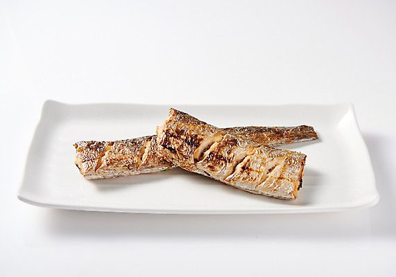 포토 JPG 스튜디오촬영 그릇 접시 음식 실내 어류 누끼 근접촬영 사람없음 흰배경 갈치 갈치구이 향토음식 국내포토 식기 뷰포인트 백그라운드 내부 수중동물 흰색 생선구이 파일형식