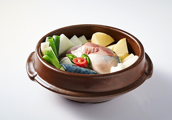 포토 JPG 스튜디오촬영 그릇 접시 음식 실내 어류 누끼 근접촬영 사람없음 흰배경 고등어조림 향토음식 국내포토 식기 뷰포인트 백그라운드 내부 수중동물 흰색 조림 파일형식