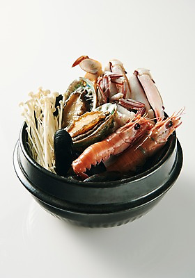 포토 JPG 스튜디오촬영 그릇 접시 음식 실내 누끼 근접촬영 사람없음 해물요리 해산물 뚝배기 흰배경 향토음식 국내포토 식기 뷰포인트 백그라운드 내부 흰색 파일형식