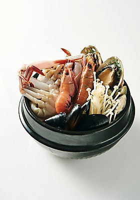 포토 JPG 스튜디오촬영 그릇 접시 음식 실내 누끼 근접촬영 사람없음 해물요리 해산물 뚝배기 흰배경 향토음식 국내포토 식기 뷰포인트 백그라운드 내부 흰색 파일형식