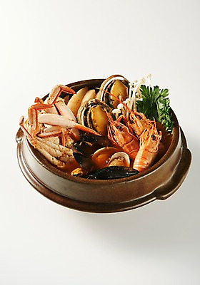 포토 JPG 스튜디오촬영 그릇 접시 음식 실내 누끼 근접촬영 사람없음 하이앵글 해물요리 해산물 뚝배기 흰배경 향토음식 국내포토 식기 뷰포인트 백그라운드 내부 흰색 파일형식