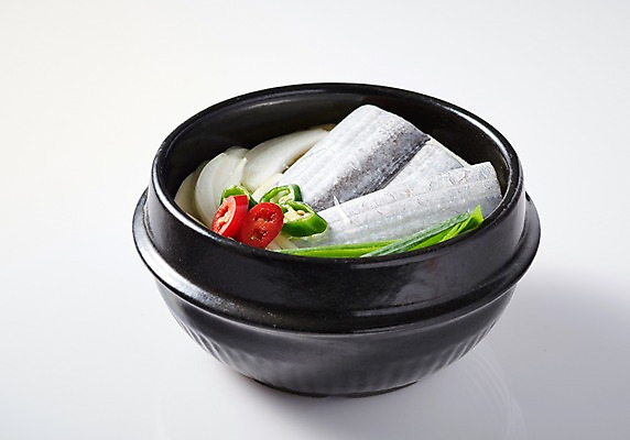 포토 JPG 스튜디오촬영 그릇 접시 음식 실내 어류 누끼 근접촬영 사람없음 뚝배기 흰배경 갈치 갈치조림 향토음식 국내포토 식기 뷰포인트 백그라운드 내부 수중동물 흰색 조림 파일형식