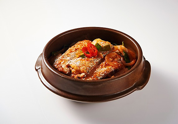 포토 JPG 스튜디오촬영 그릇 접시 음식 실내 누끼 근접촬영 사람없음 뚝배기 흰배경 갈치 갈치조림 향토음식 국내포토 식기 뷰포인트 백그라운드 어류 내부 흰색 조림 파일형식