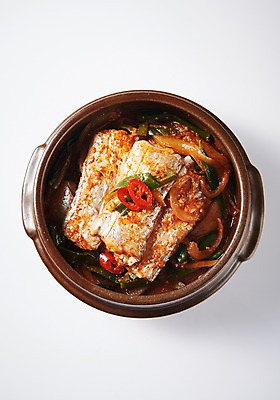 포토 JPG 스튜디오촬영 그릇 접시 음식 실내 누끼 근접촬영 사람없음 하이앵글 뚝배기 흰배경 갈치조림 플랫레이 향토음식 국내포토 식기 뷰포인트 백그라운드 내부 흰색 플랫 조림 파일형식