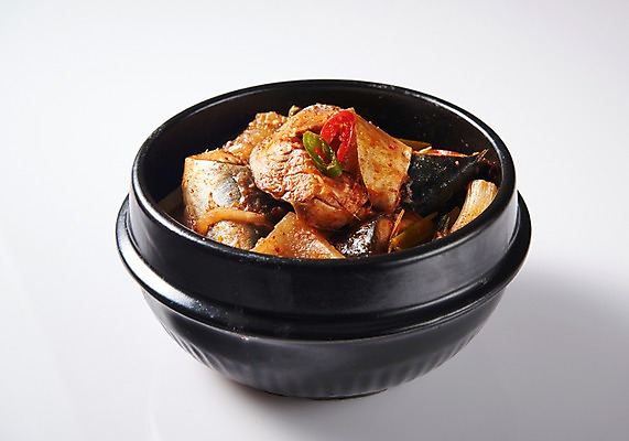 포토 JPG 스튜디오촬영 그릇 접시 음식 실내 누끼 근접촬영 사람없음 뚝배기 흰배경 고등어조림 향토음식 국내포토 식기 뷰포인트 백그라운드 내부 흰색 조림 파일형식