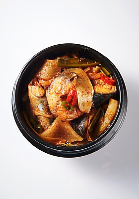 포토 JPG 스튜디오촬영 그릇 접시 음식 실내 누끼 근접촬영 사람없음 하이앵글 뚝배기 흰배경 고등어조림 플랫레이 향토음식 국내포토 식기 뷰포인트 백그라운드 내부 흰색 플랫 조림 파일형식