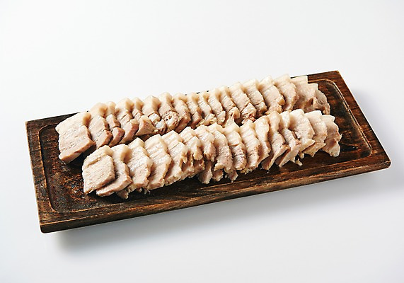 포토 JPG 스튜디오촬영 그릇 접시 음식 실내 돼지고기 누끼 근접촬영 사람없음 흰배경 보쌈 수육 향토음식 국내포토 식기 한식 뷰포인트 백그라운드 육류 내부 흰색 파일형식